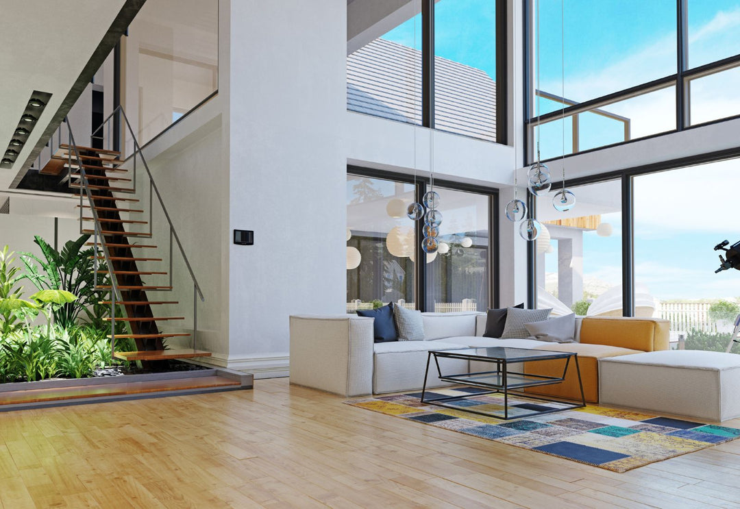 Suspension XXL pour plafond cathédrale, idéale pour structurer l’espace, capter la lumière naturelle et sublimer un salon au style épuré et lumineux.