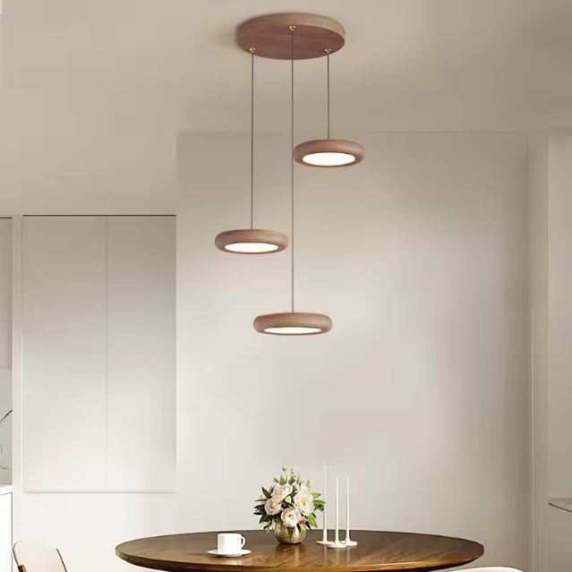 Suspension 3 lampes bois ronde suspendue au plafond, parfaite pour une ambiance naturelle dans la cuisine.
