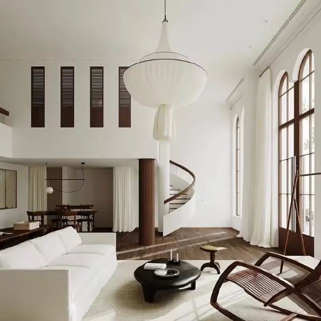 Suspension abat jour blanc grand format en tissu, idéale pour habiller un salon avec plafond haut et lumière naturelle.