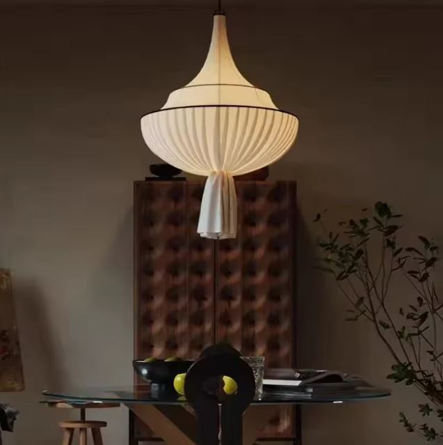 Suspension abat jour blanc en tissu au design contemporain, parfaite pour une salle à manger moderne et épurée.