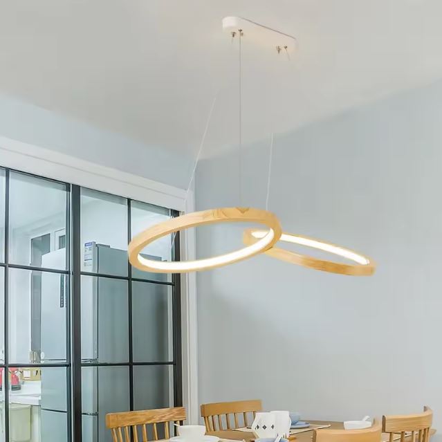 Suspension anneau bois à double cercle, installée dans une cuisine style scandinave avec verrière et mobilier en bois naturel.
