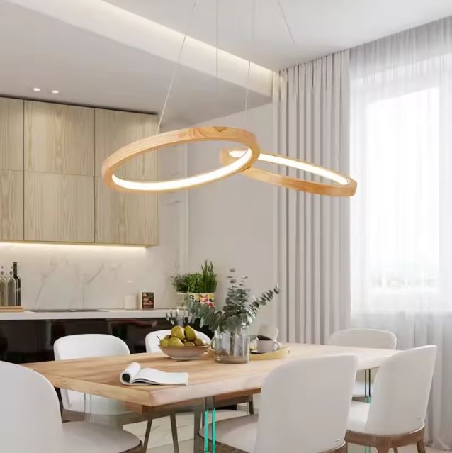 Suspension anneau bois à double cercle installée dans une cuisine contemporaine lumineuse avec mobilier bois clair et rideaux blancs.