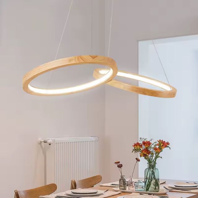 Suspension anneau bois à double cercle, parfaite pour une salle à manger scandinave aux tons clairs et ambiance chaleureuse.