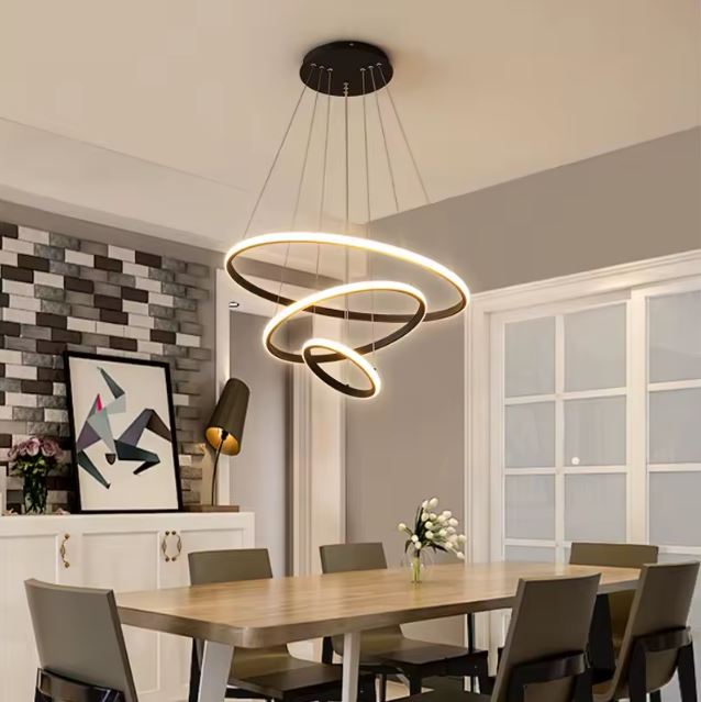 Suspension anneau LED moderne avec design fluide et élégant, idéale pour illuminer un salon ou une salle à manger contemporaine.