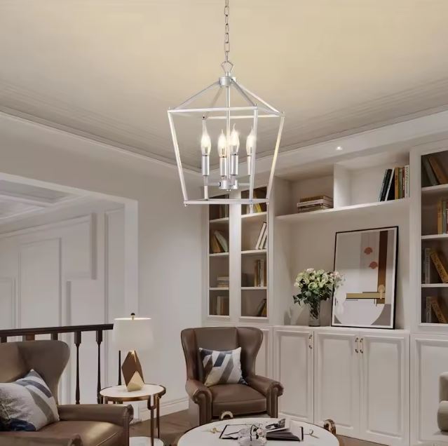 Suspension cage argentée au style classique et raffiné, idéale pour un salon élégant avec fauteuils en cuir.