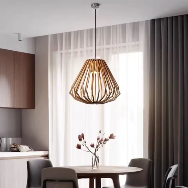 Suspension cage bois au design graphique et épuré, parfaite pour une déco scandinave ou japandi dans une salle à manger lumineuse.