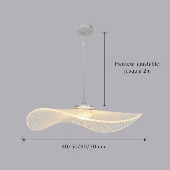 Suspension capeline blanche au design aérien, avec hauteur réglable jusqu’à 2 m et plusieurs tailles disponibles.