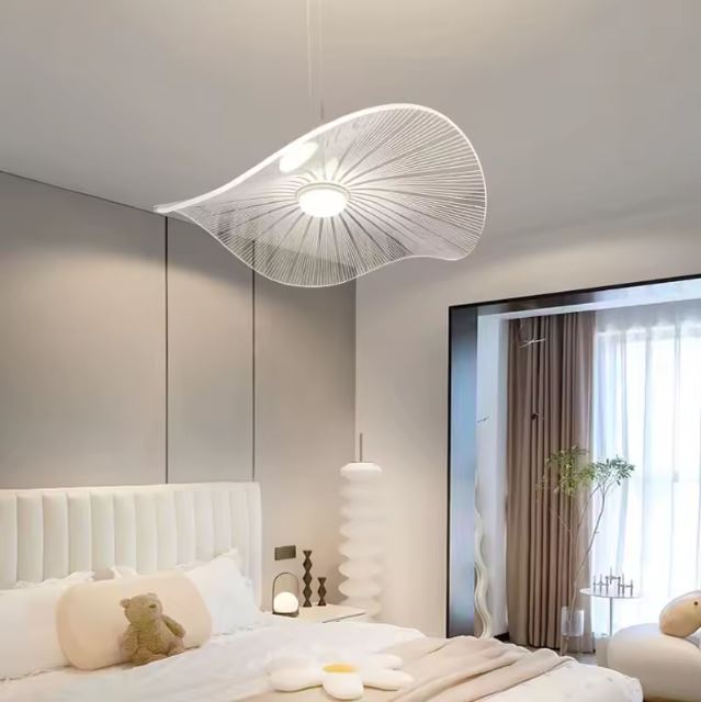 Suspension capeline blanche au design aérien, idéale pour une chambre moderne au style épuré et contemporain.