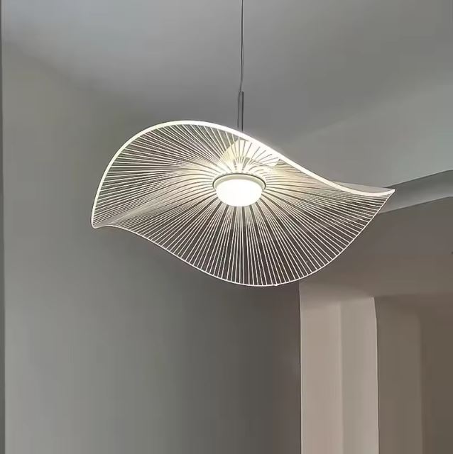 Suspension capeline blanche au design fluide et épuré, idéale pour un intérieur moderne et minimaliste.
