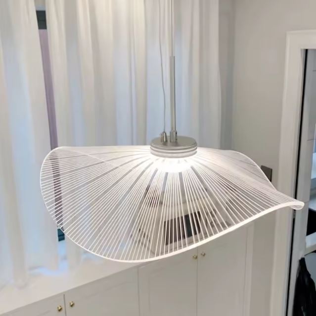 Suspension capeline blanche en forme organique, idéale pour un éclairage design et léger dans une pièce contemporaine.