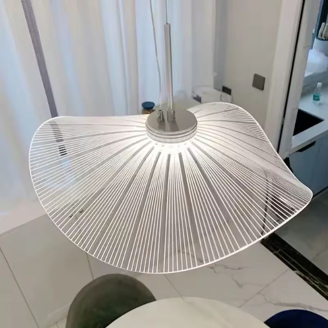 Suspension capeline blanche au design aérien, idéale pour un intérieur moderne, élégant et épuré.