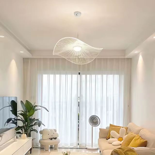 Suspension capeline blanche installée dans un salon scandinave, apportant légèreté et élégance à la décoration intérieure.