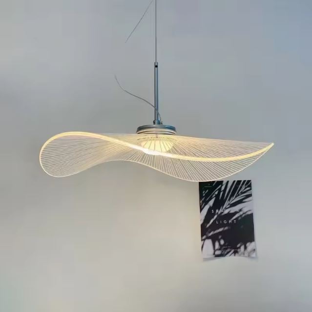 Suspension capeline blanche effet vague, parfaite pour une déco contemporaine et audacieuse au style organique.