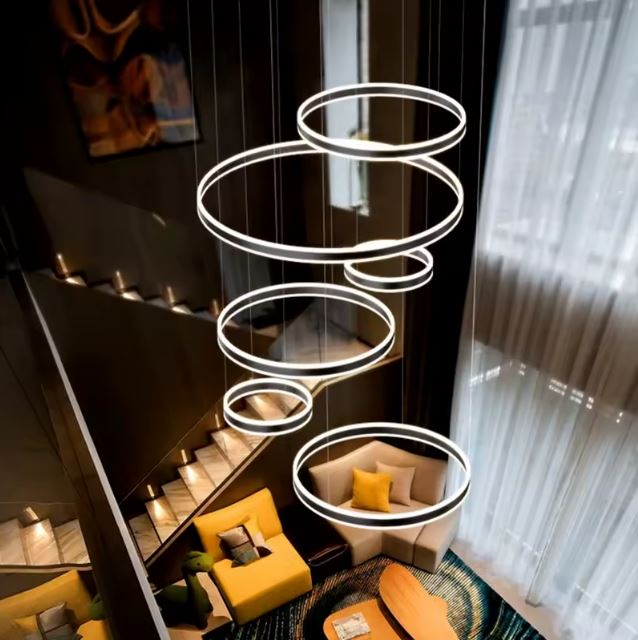 Suspension cerceau design LED, luminaire contemporain idéal pour salon moderne et plafond haut.