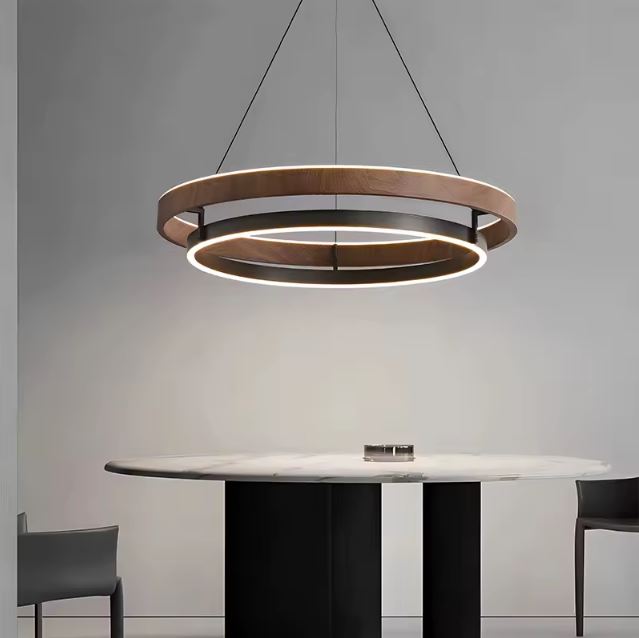 Suspension cercle bois et métal au design minimaliste, idéale pour une salle à manger épurée ou un intérieur contemporain sobre.