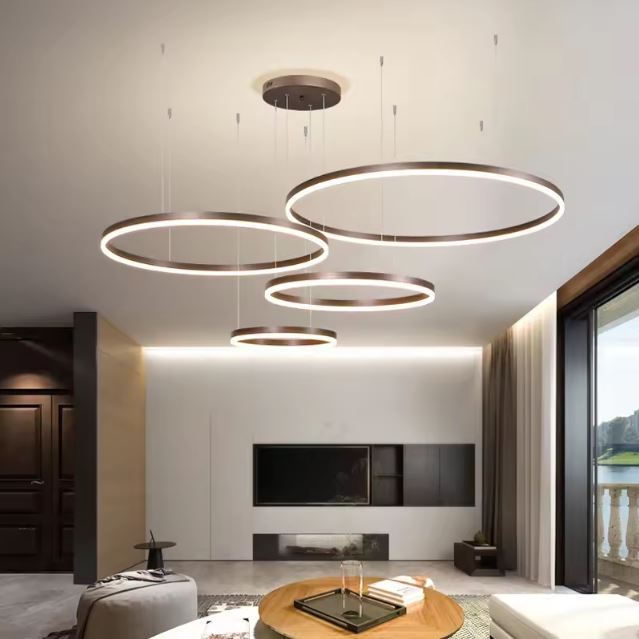Suspension cercle LED au style moderne et aérien, idéale pour un salon contemporain avec plafond bas et décoration épurée.