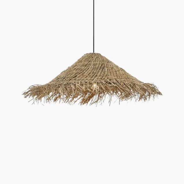 Suspension chapeau de paille artisanale au design ethnique chic, parfaite pour un intérieur naturel, bord de mer ou tropical.