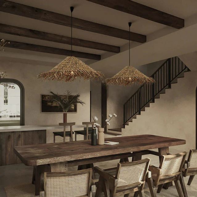 Suspension chapeau de paille au style bohème chic, idéale pour une salle à manger conviviale à l’ambiance naturelle et chaleureuse.