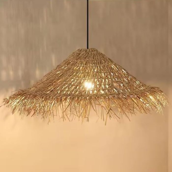 Suspension chapeau de paille en fibres naturelles diffusant une lumière douce, parfaite pour une ambiance zen et organique.