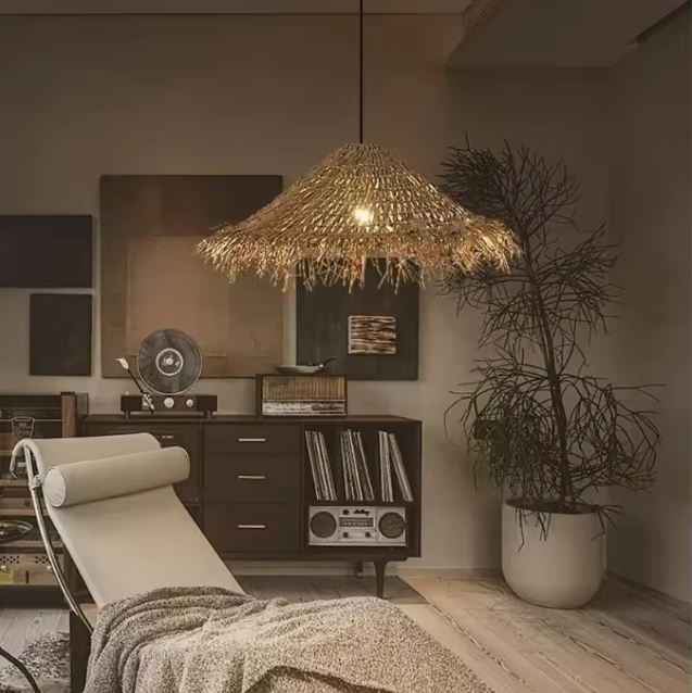 Suspension chapeau de paille dans un coin lecture vintage, idéale pour une ambiance feutrée et chaleureuse dans un salon cosy.