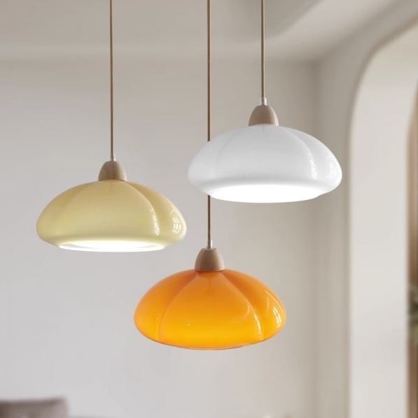 Suspension citrouille multicolore en trio, parfaite pour une décoration intérieure chaleureuse et contemporaine.