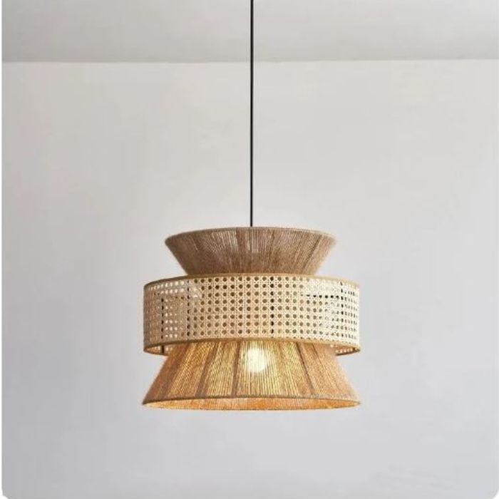 Suspension corde naturelle avec double structure en corde et cannage, idéale pour un intérieur ethnique, naturel ou wabi-sabi.