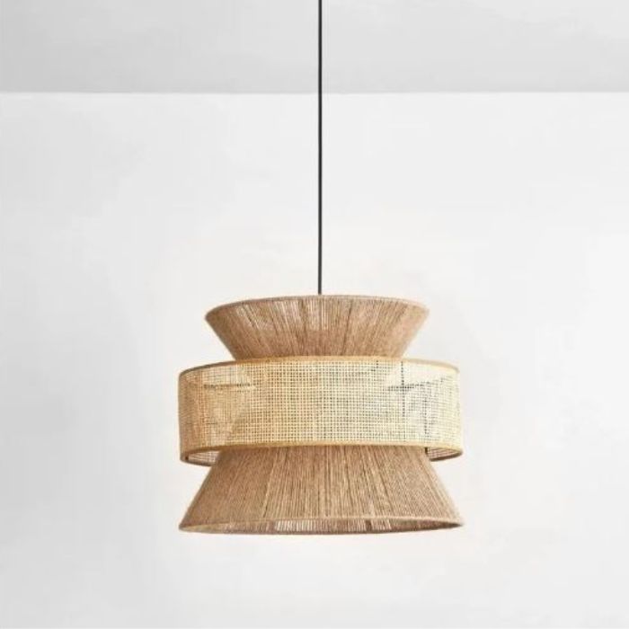 Suspension corde naturelle en forme tambour avec cannage central, idéale pour une décoration minimaliste, zen et naturelle.