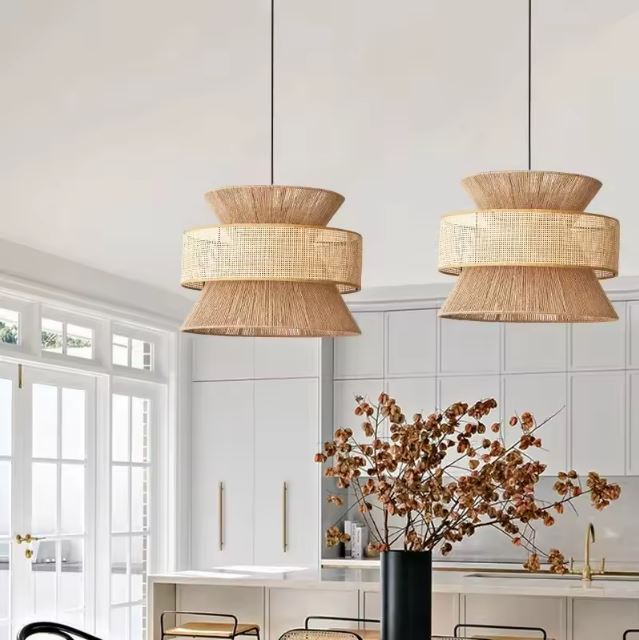 Suspension corde naturelle avec cannage et cordage tressé, parfaite pour une cuisine blanche au style épuré et contemporain.
