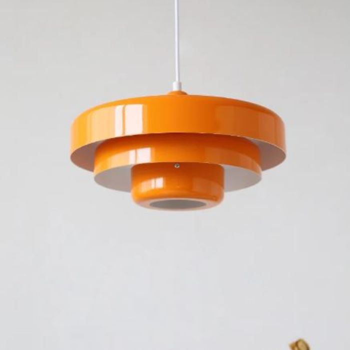 Suspension danoise orange brillante au style rétro, idéale pour une décoration intérieure colorée et pleine de caractère.