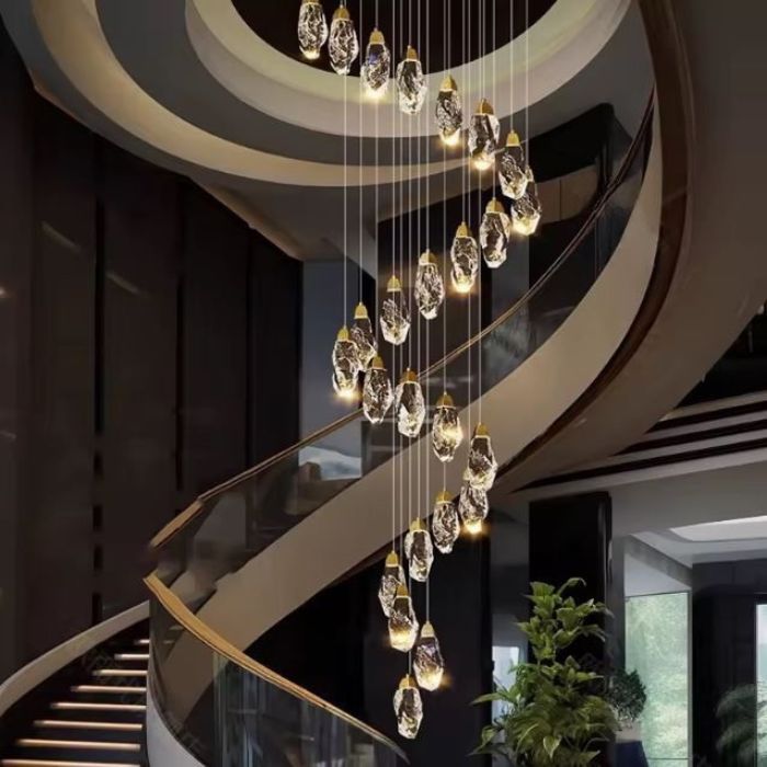 Suspension diamant en cascade spirale, lustre multi-cristaux style contemporain pour hall d’escalier grandiose.