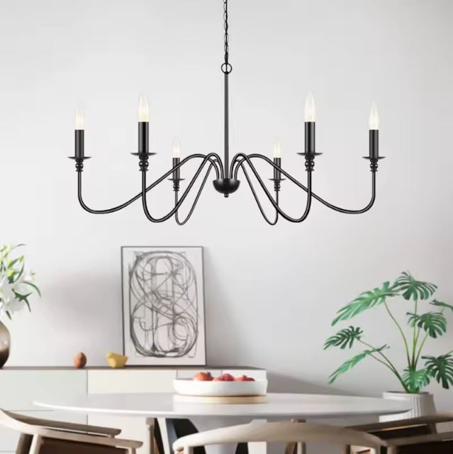 Suspension fer forgé noire à 6 bras avec ampoules LED, parfaite pour une salle à manger contemporaine.