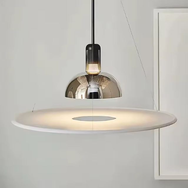 Suspension fine en métal chromé au style minimaliste, parfaite pour un intérieur épuré et contemporain.