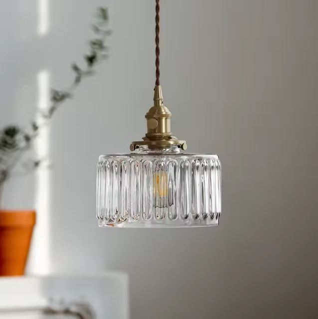 Suspension holophane en verre strié avec douille en laiton, parfaite pour une ambiance rétro chic.