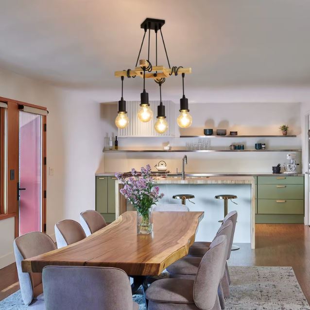 Suspension industrielle bois à ampoules apparentes, idéale au-dessus d’une grande table en bois massif dans une cuisine moderne.