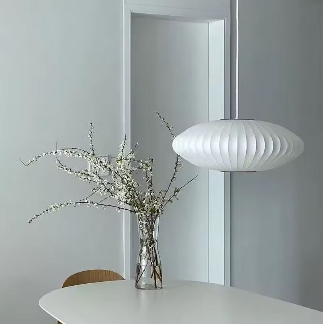 Suspension japonaise en tissu de soie blanche mise en valeur dans une pièce à la décoration zen et minimaliste.