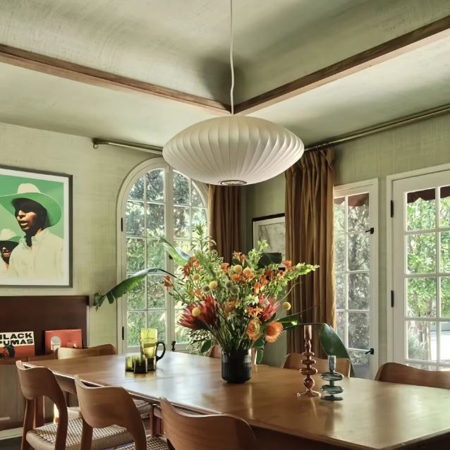 Suspension japonaise en tissu de soie blanche installée au-dessus d’une table de salle à manger au décor naturel.
