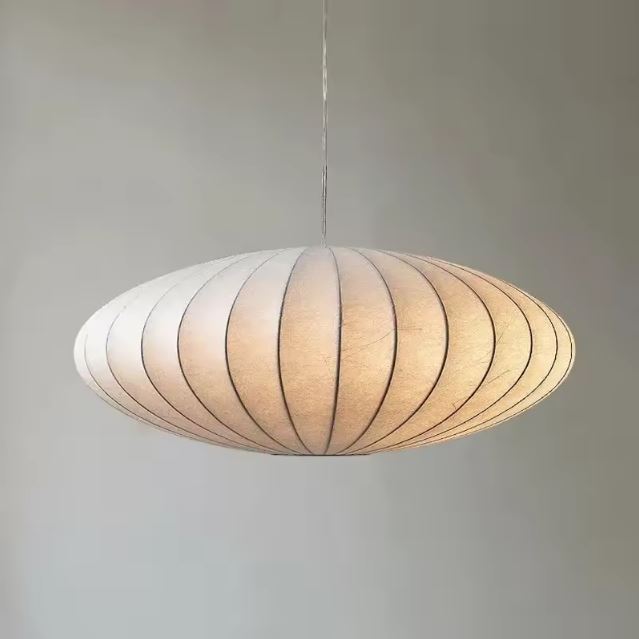 Suspension japonaise en tissu de soie blanche, au design ovale épuré, idéale pour une ambiance zen et minimaliste.