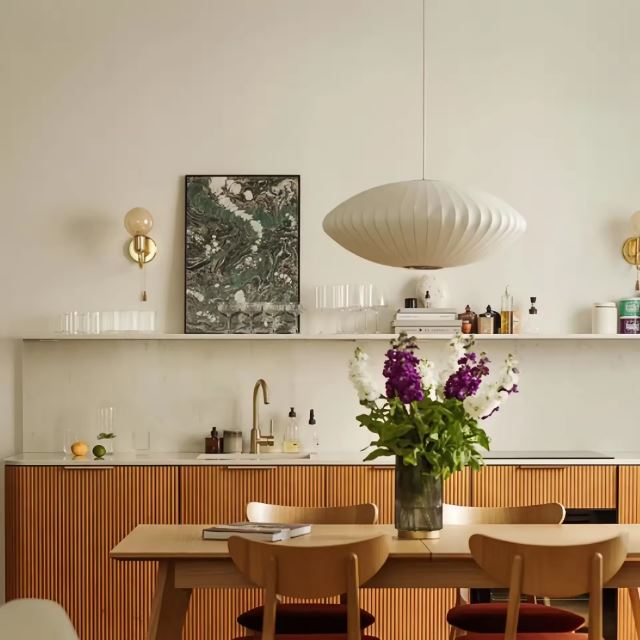 Suspension japonaise en tissu de soie blanche installée dans une cuisine minimaliste au style épuré et naturel.