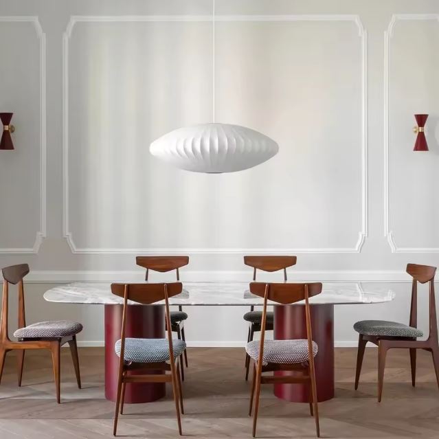 Suspension japonaise en tissu de soie blanche au-dessus d’une grande table, idéale pour une salle à manger élégante.