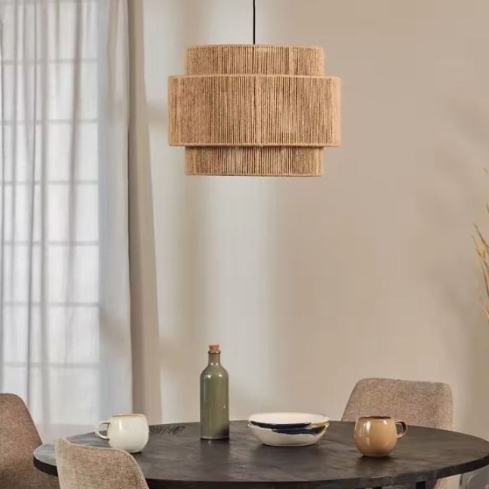 Suspension jute artisanale suspendue au-dessus d’une table ronde, idéale en salle à manger.