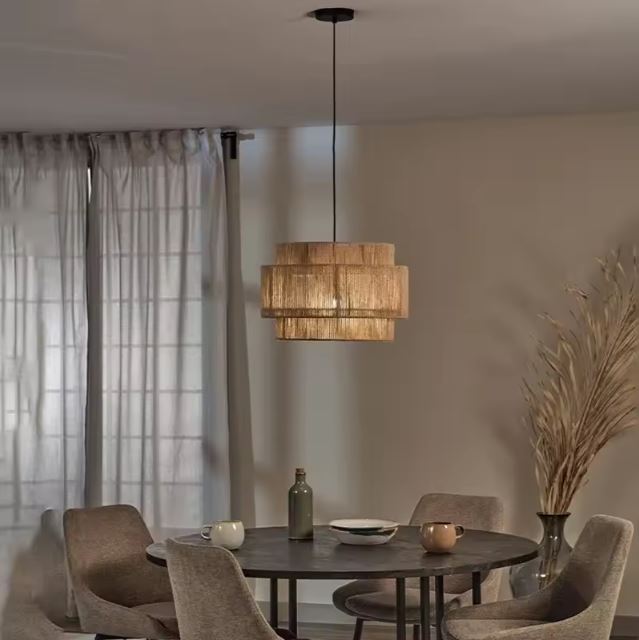 Suspension jute et chanvre suspendue au-dessus d'une table ronde dans une ambiance douce et cosy.