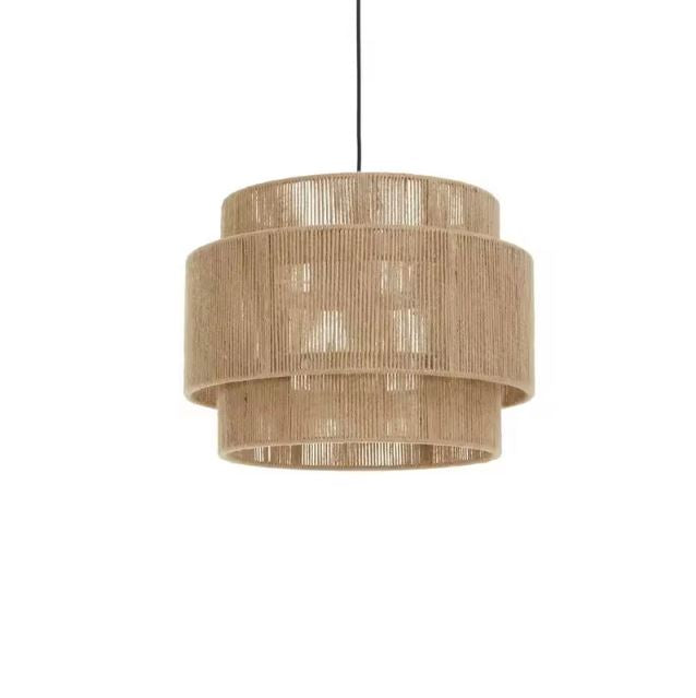 Suspension cylindrique en jute et chanvre au style naturel avec superpositions en fibres tressées apparentes.