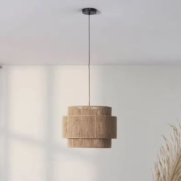 Suspension en toile de jute et chanvre naturelle au design épuré suspendue à un plafond blanc dans un intérieur clair.