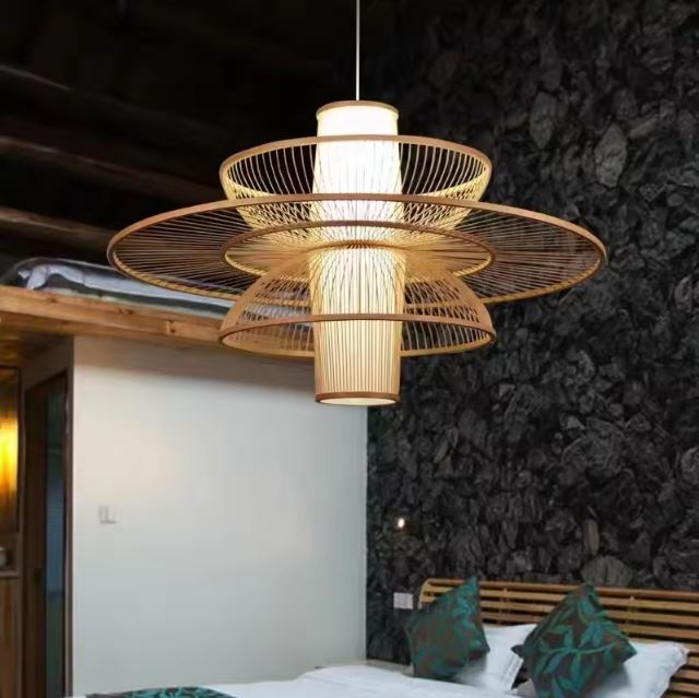 Suspension lanterne japonaise en bois et bambou tressé, idéale pour une chambre zen mêlant style asiatique et ambiance naturelle.