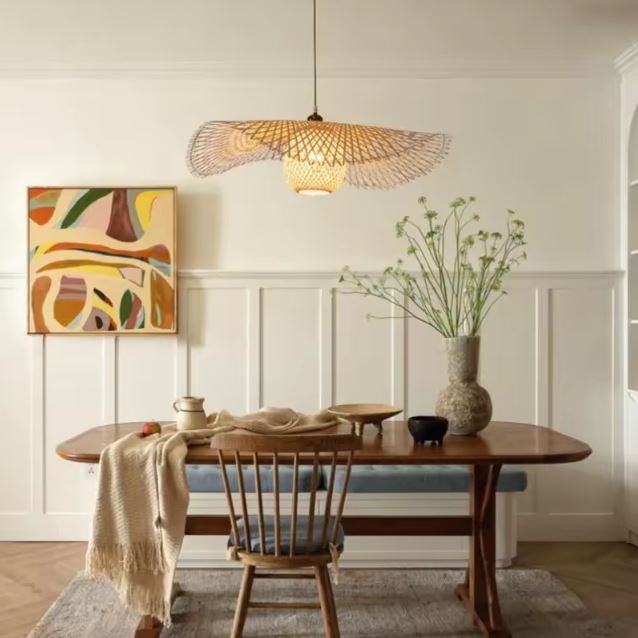 Suspension libellule en bambou au style naturel, idéale pour une salle à manger d’inspiration scandinave et chaleureuse.