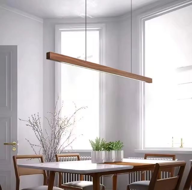 Suspension linéaire bois minimaliste idéale au-dessus d’une table à manger dans un intérieur scandinave et épuré.