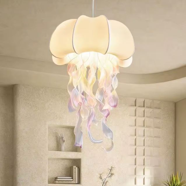 Suspension méduse moderne en rubans pastel, lustre organique artistique style poétique et contemporain.