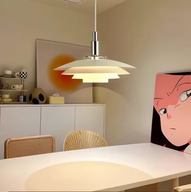 Suspension Morandi blanche au style scandinave, idéale au-dessus d’une table à manger dans un intérieur moderne.