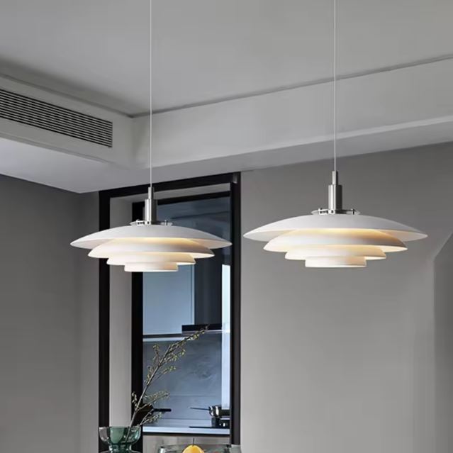 Suspension Morandi blanche en duo, idéale pour illuminer un coin repas avec une touche scandinave moderne.