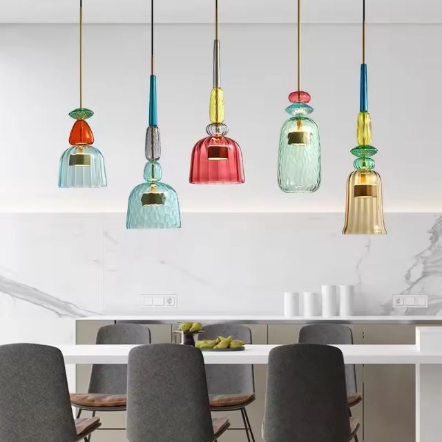 Suspension multicolore en verre soufflé, design moderne et élégant, idéale pour une décoration intérieure raffinée.